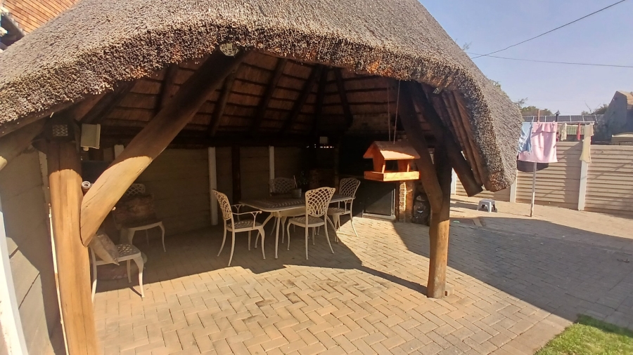 2 Bedroom Property for Sale in Langenhovenpark Free State
